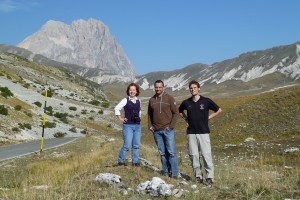 Die Physiker Silke Rajek, Daniel Gehre (TU Dresden) und Jan Tebrügge (v. li.) sind nicht wegen der schönen Landschaft nahe des Gran Sasso Massivs unterwegs. Sie forschen im weltgrößten Untergrundlabor für Teilchenphysik.